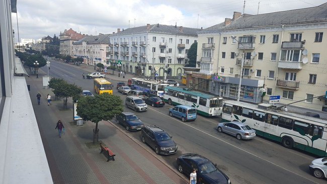 Man with bomb hijacks passenger bus in Lutsk, hostage alert announced in region 04