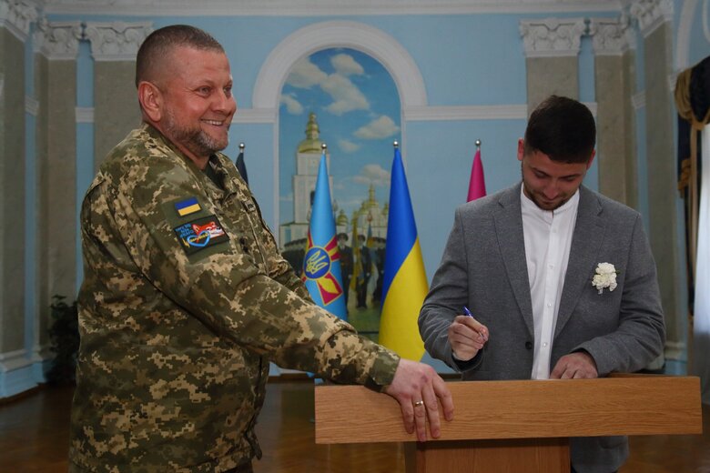 Головнокомандувач Залужний прийшов на весілля до військового 03