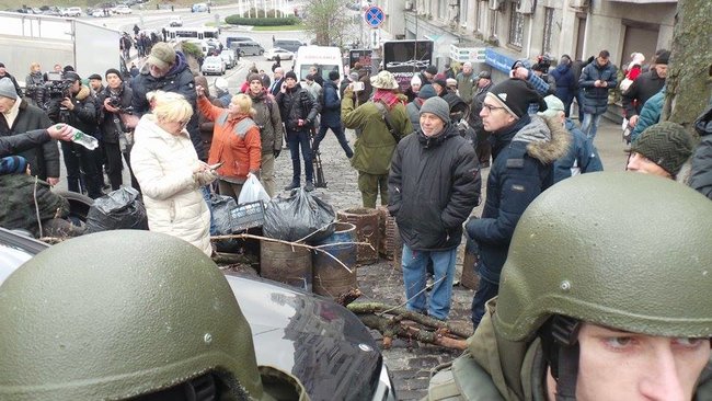 Protesters keep blocking police van with Saakashvili inside, construct barricade 06