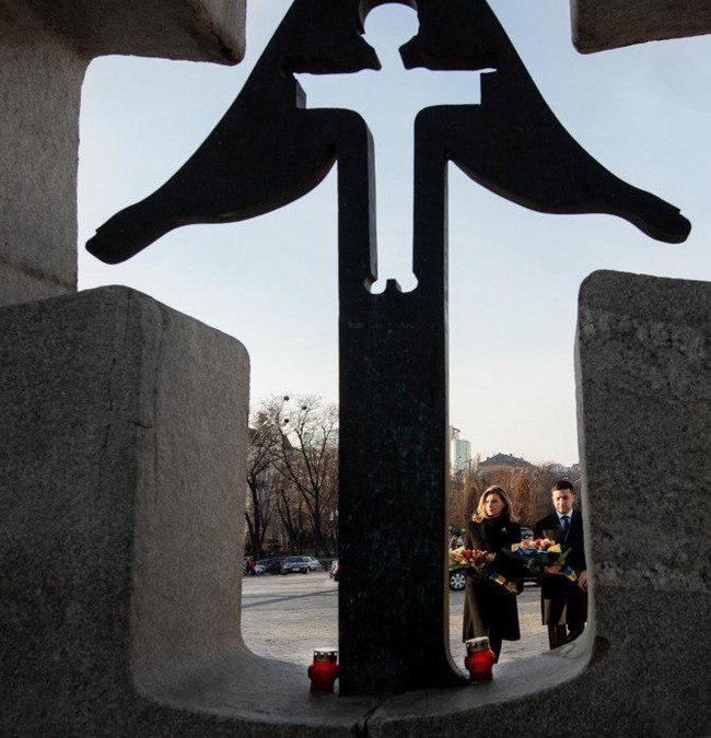 Зеленський із дружиною вшанував память жертв Голодомору 1932-1933 років 02