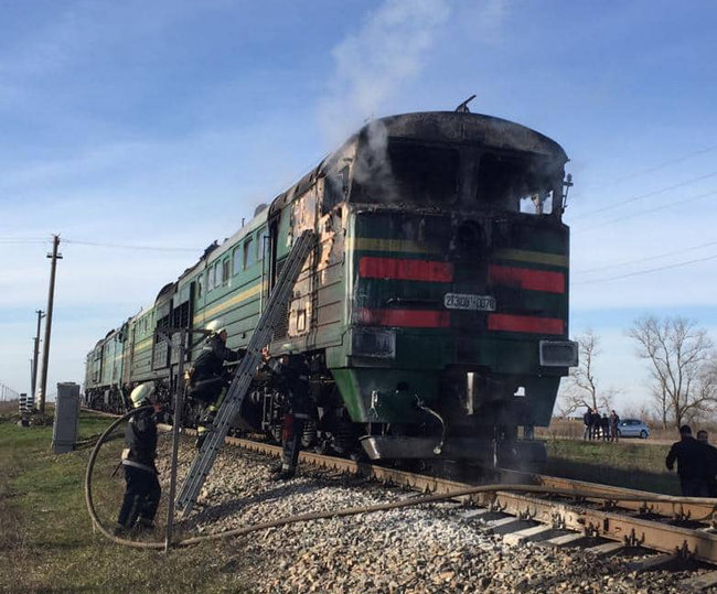 Тепловоз пасажирського поїзда Харків-Херсон загорівся на ходу 02
