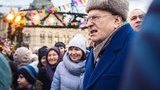 "Сироты, крепостные, холопы, давай": Жириновский на Красной площади раздавал деньги прохожим. ВИДЕО