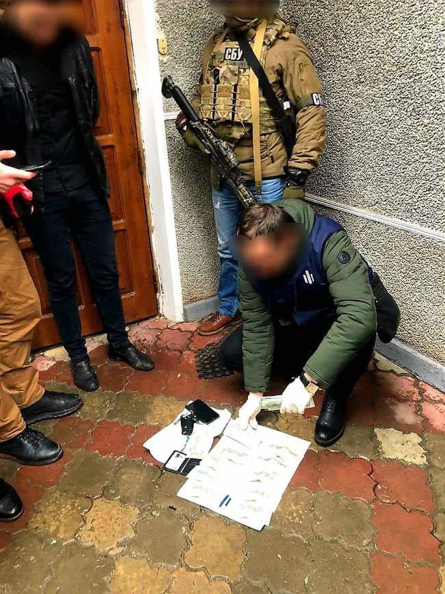 Начальник відділу поліції на Івано-Франківщині вимагав $1400 за повернення заарештованої машини 02