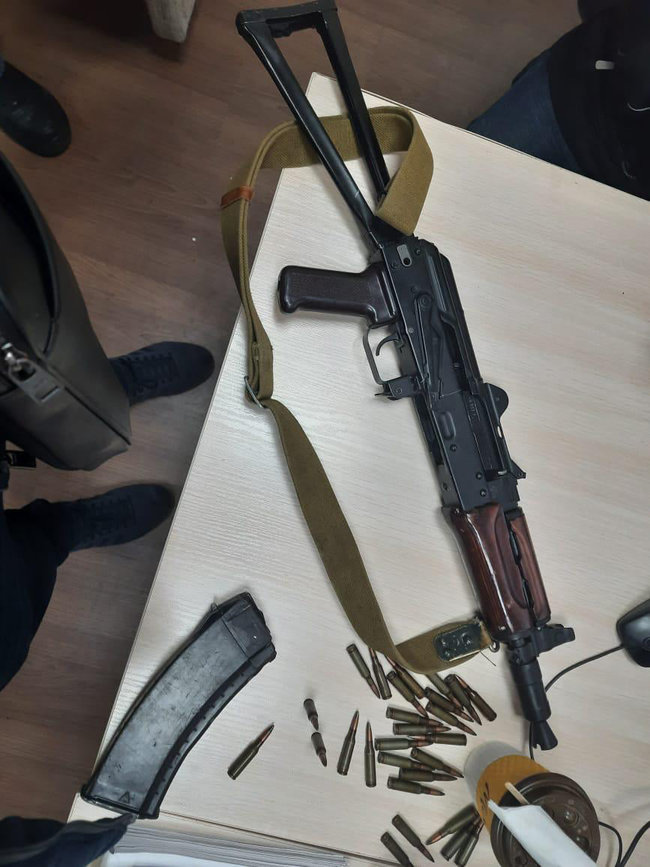 СБУ разоблачила в Киеве группировку экс-правоохранителей, которые сбывали огнестрельное оружие и боеприпасы 05