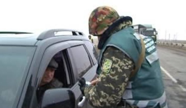 Неизвестные в форме "Беркута" обстреляли участников автопробега за мир в Чонгаре: один активист ранен. ВИДЕО