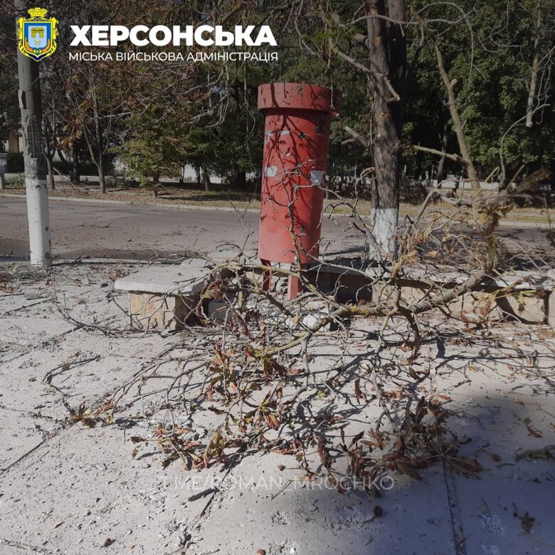 Последствия обстрела Херсона: Ранения получили 4 человека 04