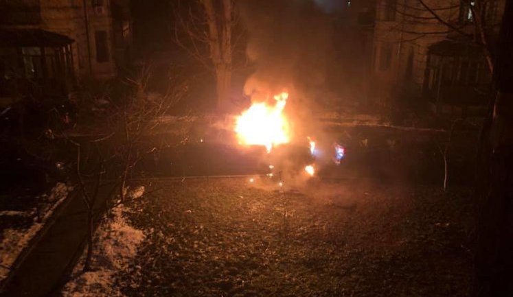 Вночі в Києві спалили машину матері депутата від "Свободи" Назаренка. ВІДЕО+ФОТОрепортаж