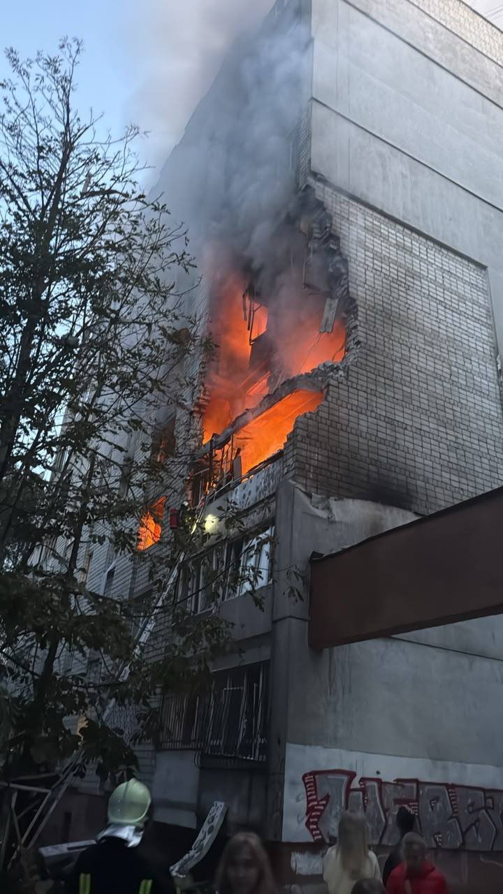 РФ атакувала Львів ракетами: пожежі, зруйновані будинки, триває рятувальна операція