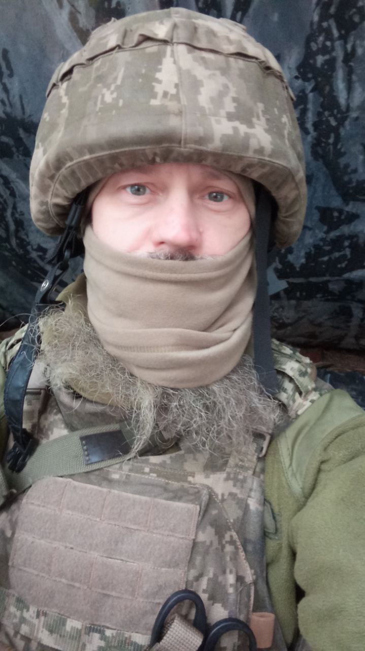 Бойовий медик та гітарист ВВ Євген Рогачевський: Творчість? Не до того. Тут інші завдання: вижити, відновити сили, виспатися. І, звичайно, виконати задачі 03