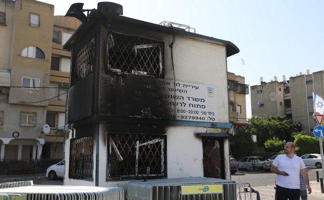 Ракетні обстріли і вуличні заворушення: кадри з Ізраїлю 44