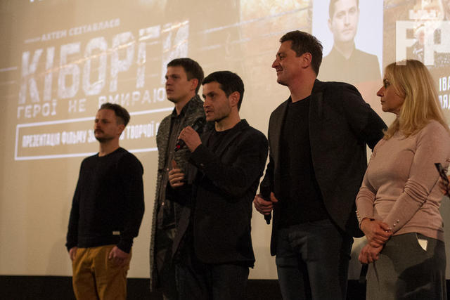 В Запорожье презентовали фильм Киборги: очередь за автографами, переполненный зал и гимн хором 14