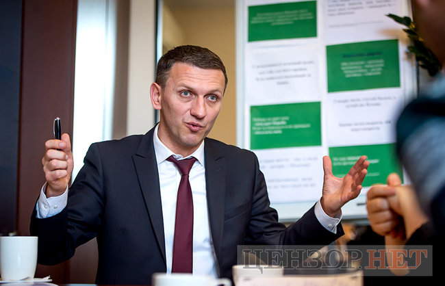 Директор Держбюро розслідувань Роман Труба: Яка була б реакція, якби дружині директора ФБР, яка живе з двома малолітніми дітьми, дзвонили протягом дня, погрожували? Дзвонили вночі… 05