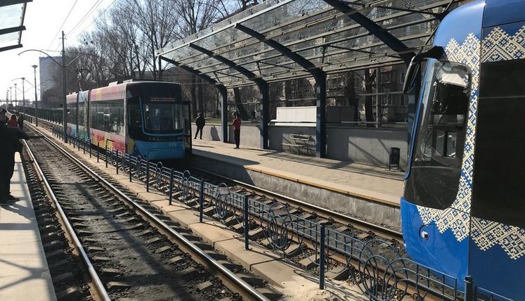 В Киеве мужчина прыгнул с пешеходного моста под скоростной трамвай. ВИДЕО+ФОТО