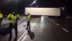 Truck traffic is blocked again at Yahodyn-Dorohusk checkpoint on border with Poland - State Border Guard Service. VIDEO