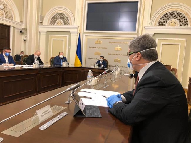 Лідери фракцій і члени Кабміну проводять зустріч у парламенті 01