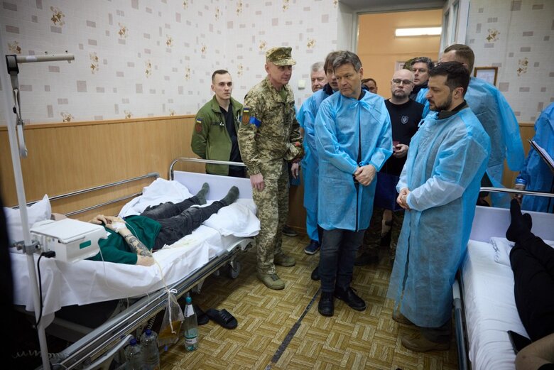 Зеленский на Черниговщине вручил награды раненым военным 02