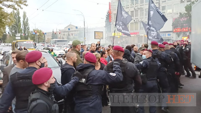 Учасники акції на підтримку Антоненка намагалися перешкодити виїхати машині із заарештованим з подвір’я суду 23 Учасники акції на підтримку Антоненка намагалися перешкодити виїхати машині із заарештованим з подвір’я суду 23