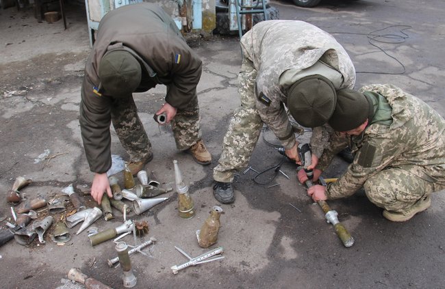 Ukrainian troops make Christmas tree of enemy ammo 02