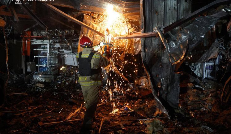 Удар ворожого дрона по АЗС на Полтавщині: кількість постраждалих зросла до чотирьох, пожежу ліквідовано. ФОТОрепортаж