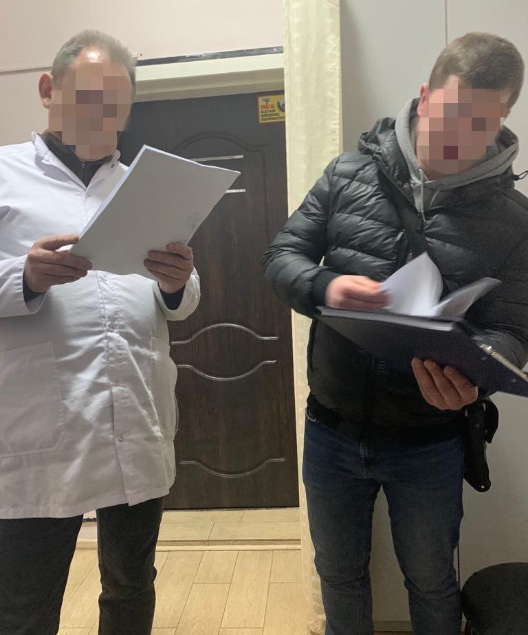 Врачи из 5 медучреждений и ВВК штамповали в Киеве мужчинам диагнозы для выезда за границу 03