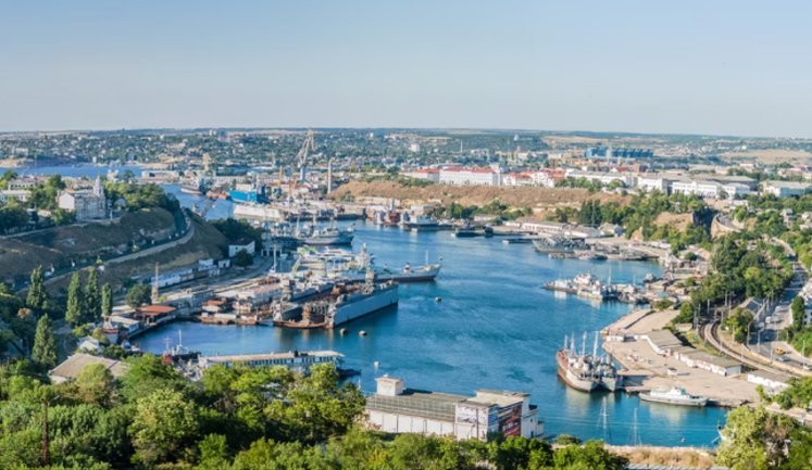 Китайські судна почали заходити в порт окупованого Севастополя попри міжнародні заборони