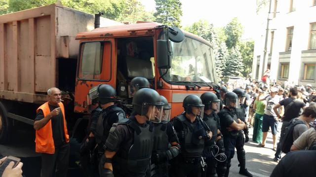 Protesters clash with police near Rada building 14
