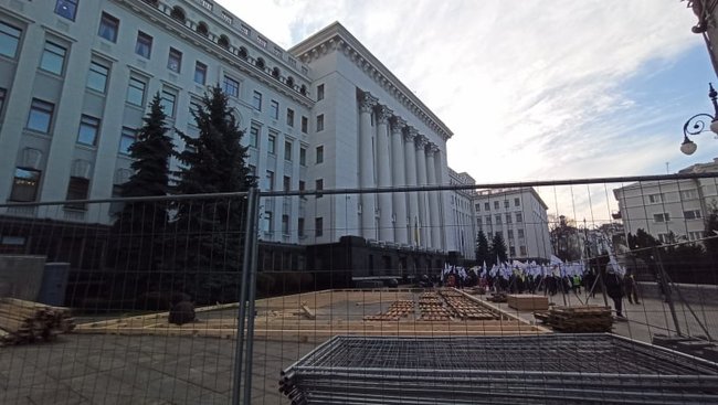 Под Офисом Президента монтируют каток 06