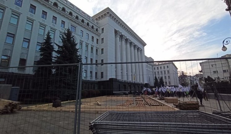 Под Офисом Президента монтируют каток. ФОТОрепортаж