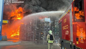 Повторна атака РФ на Київщину: рятувальники гасять масштабні пожежі на логістичних об’єктах. ВІДЕО+ФОТОрепортаж