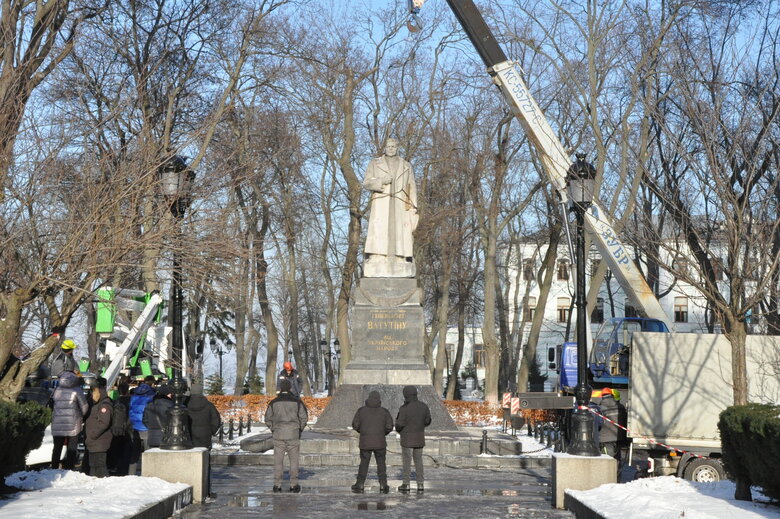 Пам’ятник радянському генералу Ватутіну демонтували у Києві 14