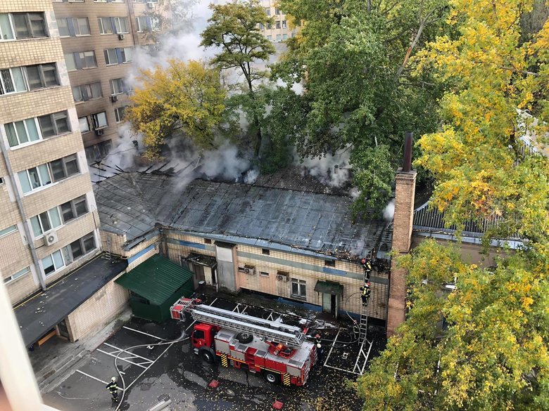 У Києві горіла лікарня Інституту урології 08