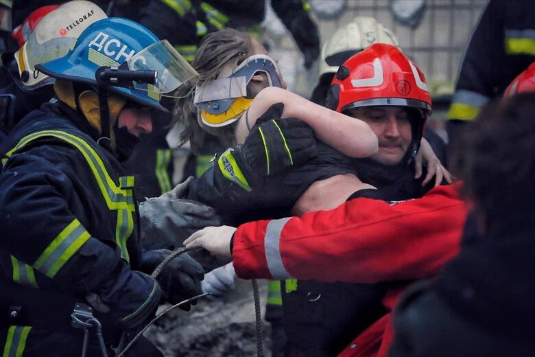 Woman was found under rubble in Dnipro 03