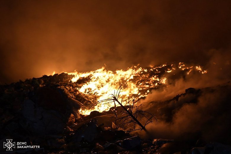 Сміттєвий полігон палає на Закарпатті: що відомо?