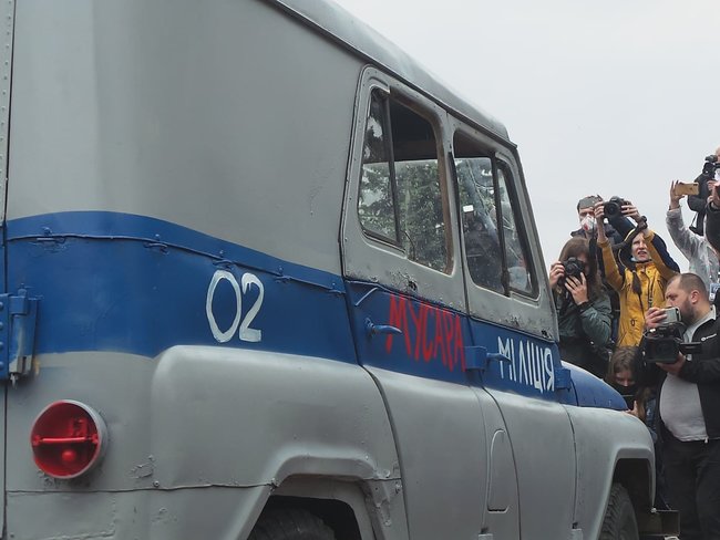 Protesters burn down old police vehicle in front of Ukrainian Parliament 02