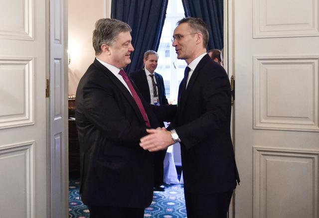 НАТО остановило практическое сотрудничество с РФ и поддерживает санкции до полного выполнения Кремлем минских договоренностей, - Столтенберг на встрече с Порошенко 01