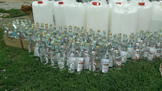 Налоговики на Тернопольщине ликвидировали два цеха по изготовлению фальсифицированного алкоголя и пресекли его продажу 08