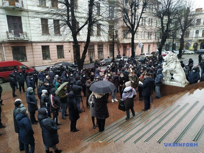 Підприємці пікетують Чернівецьку ОДА, виступаючи проти запровадження карантину червоної зони 08