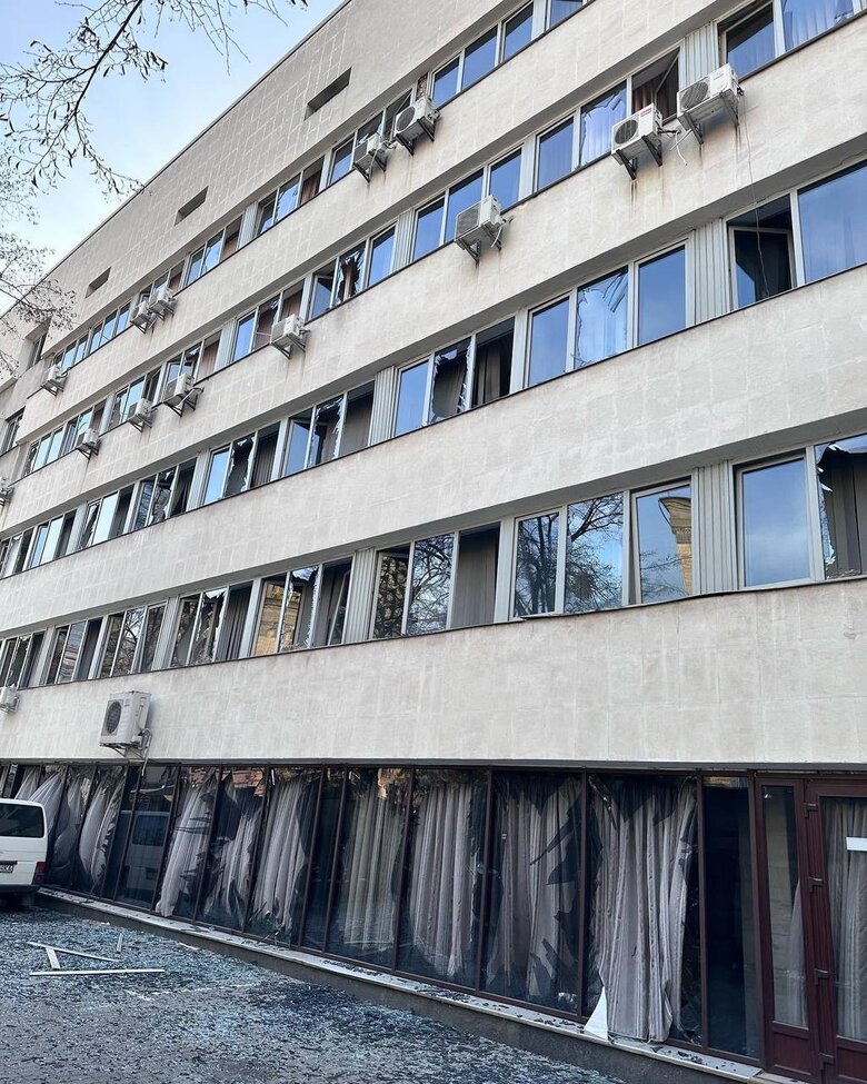Россияне обстреляли гостиницу в Киеве. Поврежден дворец Украина 04