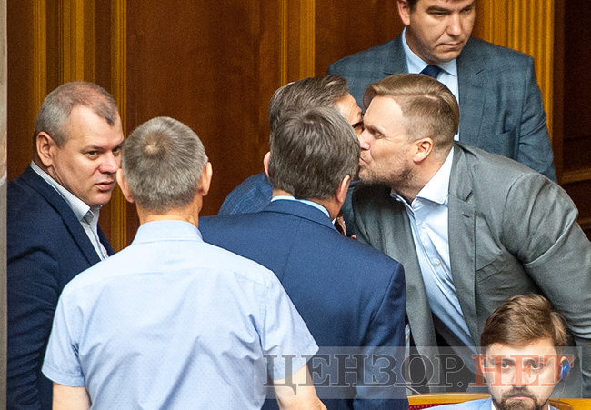 Поцілунок Трояна і Тарути, Гаврилюк, що читає, день народження Розенблата і вільне місце Гройсмана, - робота Ради 25 травня 04