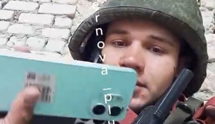 Оккупант-мародер хвастается достижениями: "Мам, пап, два телефона собрал с трупов, деньги, автомат хороший. Сначала противно было. Сейчас нормально уже".. ВИДЕО