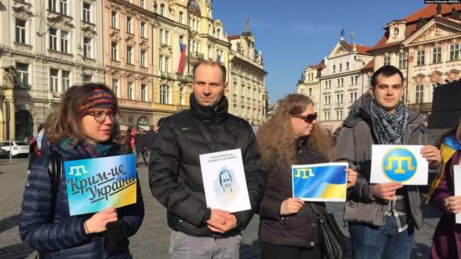 У центрі Праги відбувся флешмоб Крим - це Україна 04
