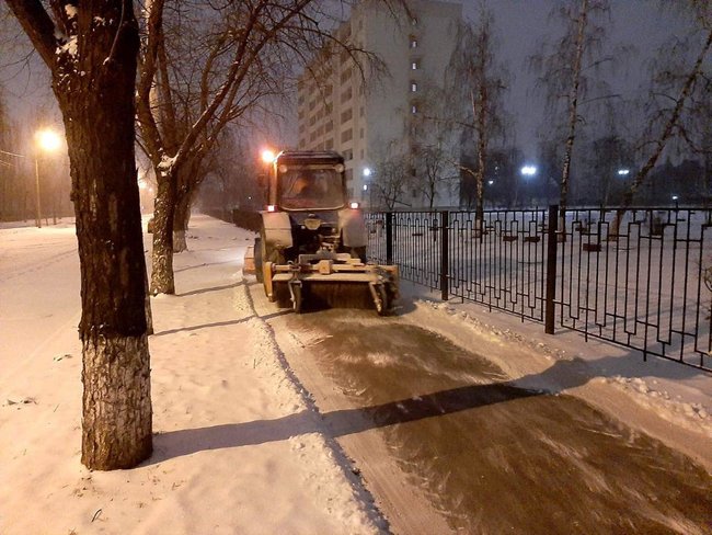 Киевавтодор настоятельно рекомендует водителям не выезжать на собственных автомобилях: коммунальщики борются с последствиями непогоды 04