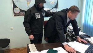 При требовании 55 тысяч взятки за "беспрепятственную" защиту диссертации задержан чиновник института стратегических исследований, - СБУ. ФОТО