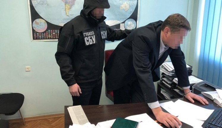 При требовании 55 тысяч взятки за "беспрепятственную" защиту диссертации задержан чиновник института стратегических исследований, - СБУ. ФОТО