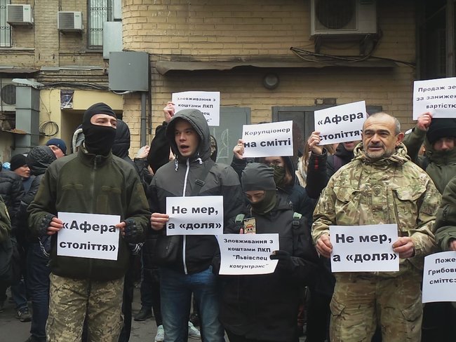 Корупціонер на смітті: под ВАКС проходит акция против Садового 02