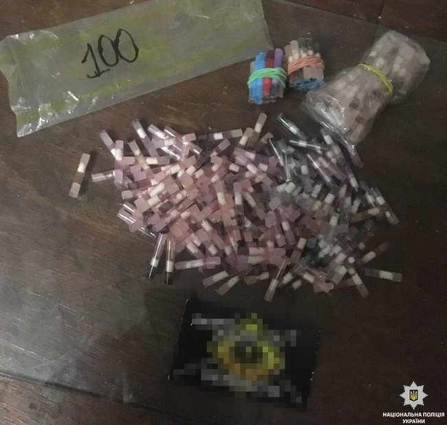 Группу наркодилеров задержали в Кривом Роге с 400 дозами метамфетамина 02