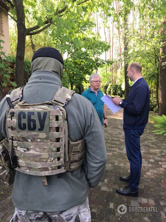 Продовжуючи справу великого жовтня: подробиці обшуків СБУ у Симоненка і КПУ 02