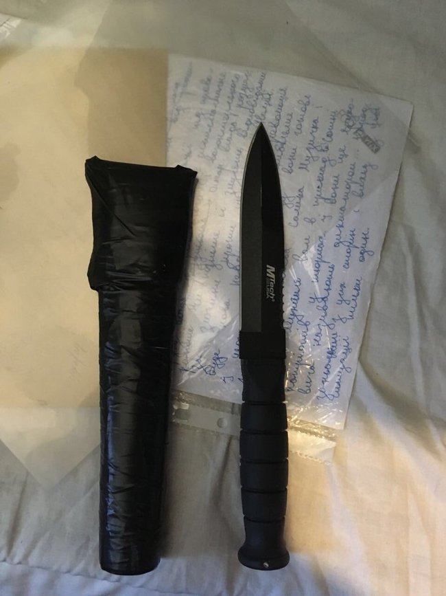 Планшет і ніж, - ГПУ опублікувала деякі заборонені речі з камери торнадівців 03