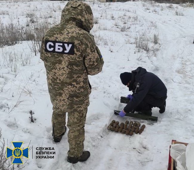 Тайник с оружием наемника РФ, объявленного в розыск, обнаружили на Луганщине, - СБУ 03