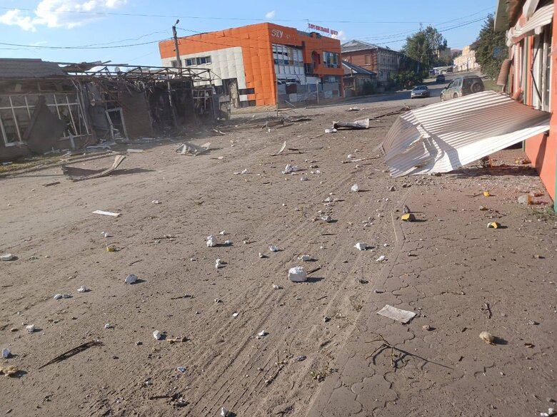 Войска РФ нанесли очередные артиллерийские удары по Купянску, повреждено здание учебного заведения 03